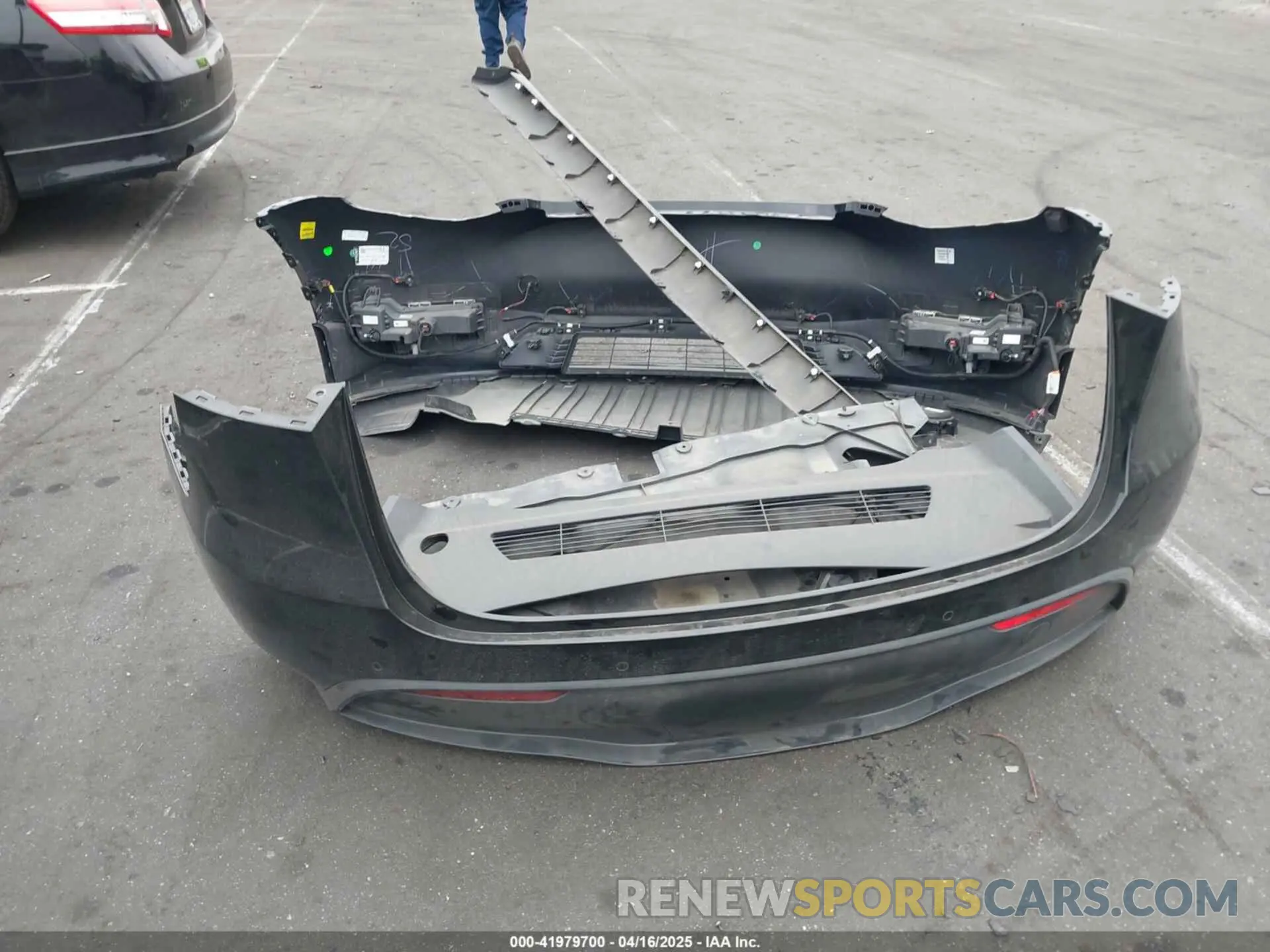 12 Photograph of a damaged car 7SAYGDEF9NF573851 TESLA MODEL Y 2022