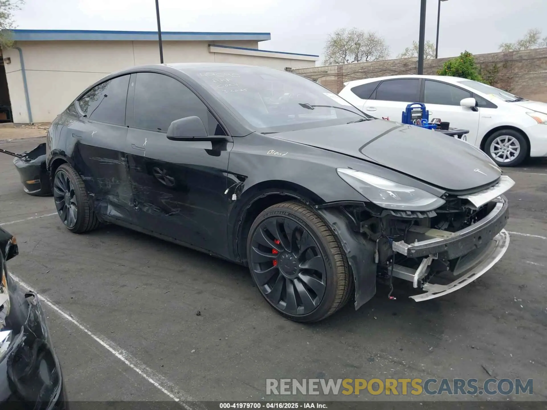 14 Photograph of a damaged car 7SAYGDEF9NF573851 TESLA MODEL Y 2022
