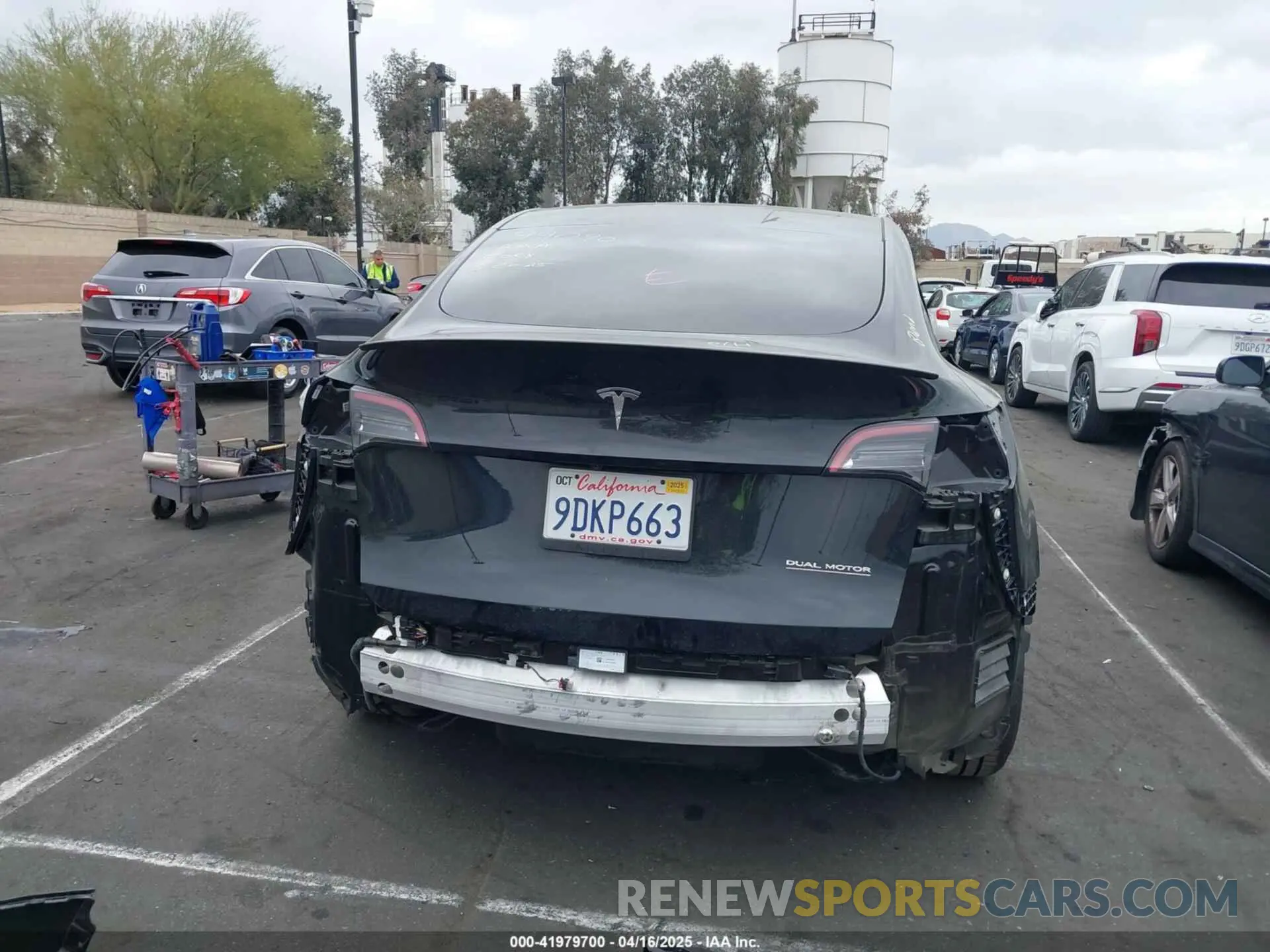 17 Photograph of a damaged car 7SAYGDEF9NF573851 TESLA MODEL Y 2022