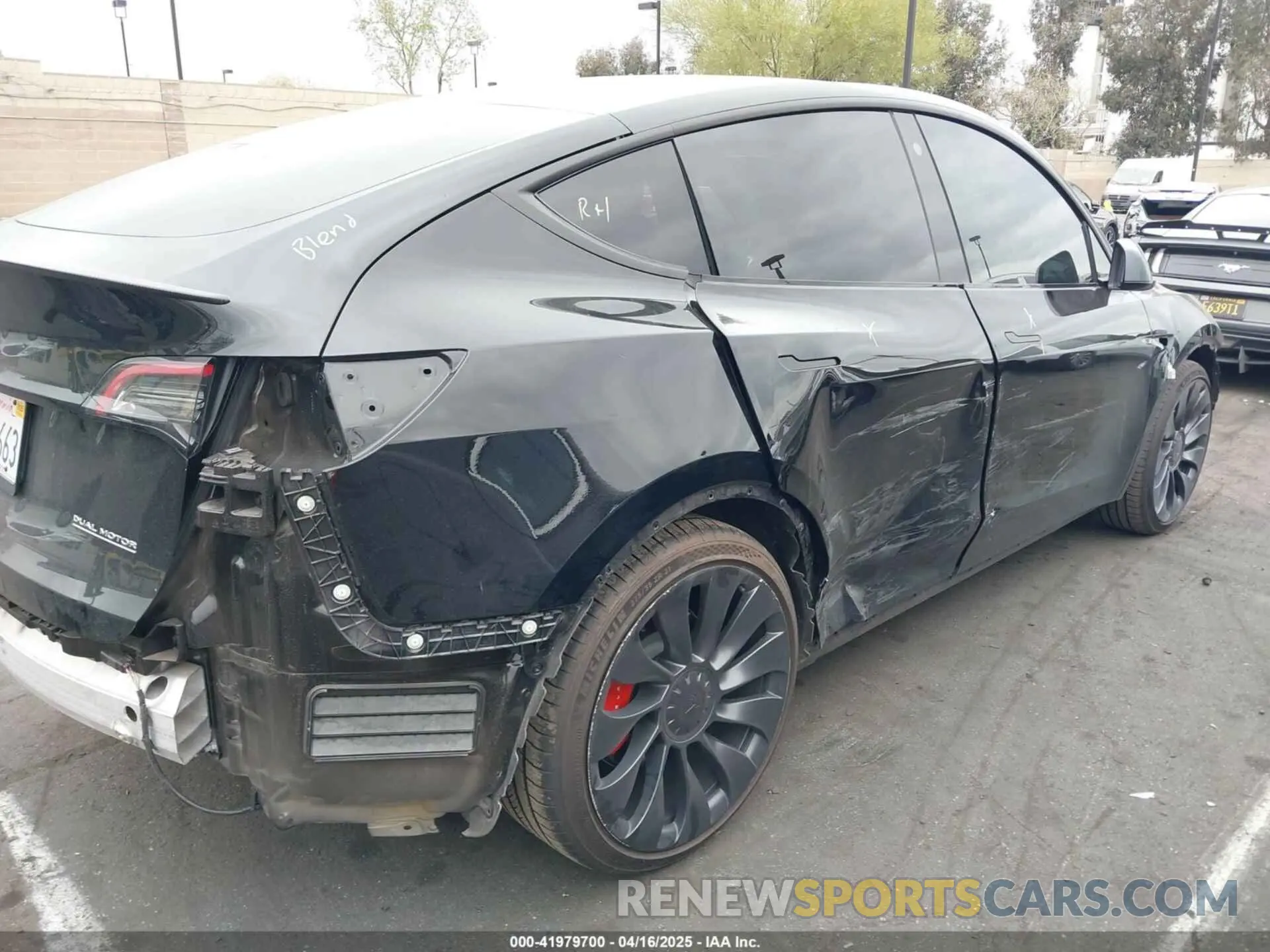6 Photograph of a damaged car 7SAYGDEF9NF573851 TESLA MODEL Y 2022