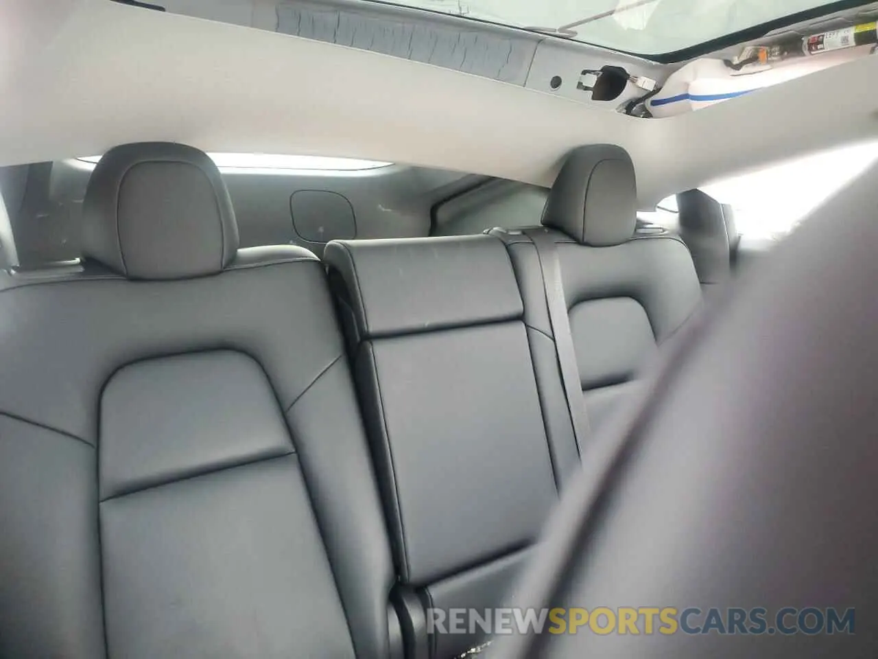 10 Photograph of a damaged car 7SAYGDEFXNF322935 TESLA MODEL Y 2022