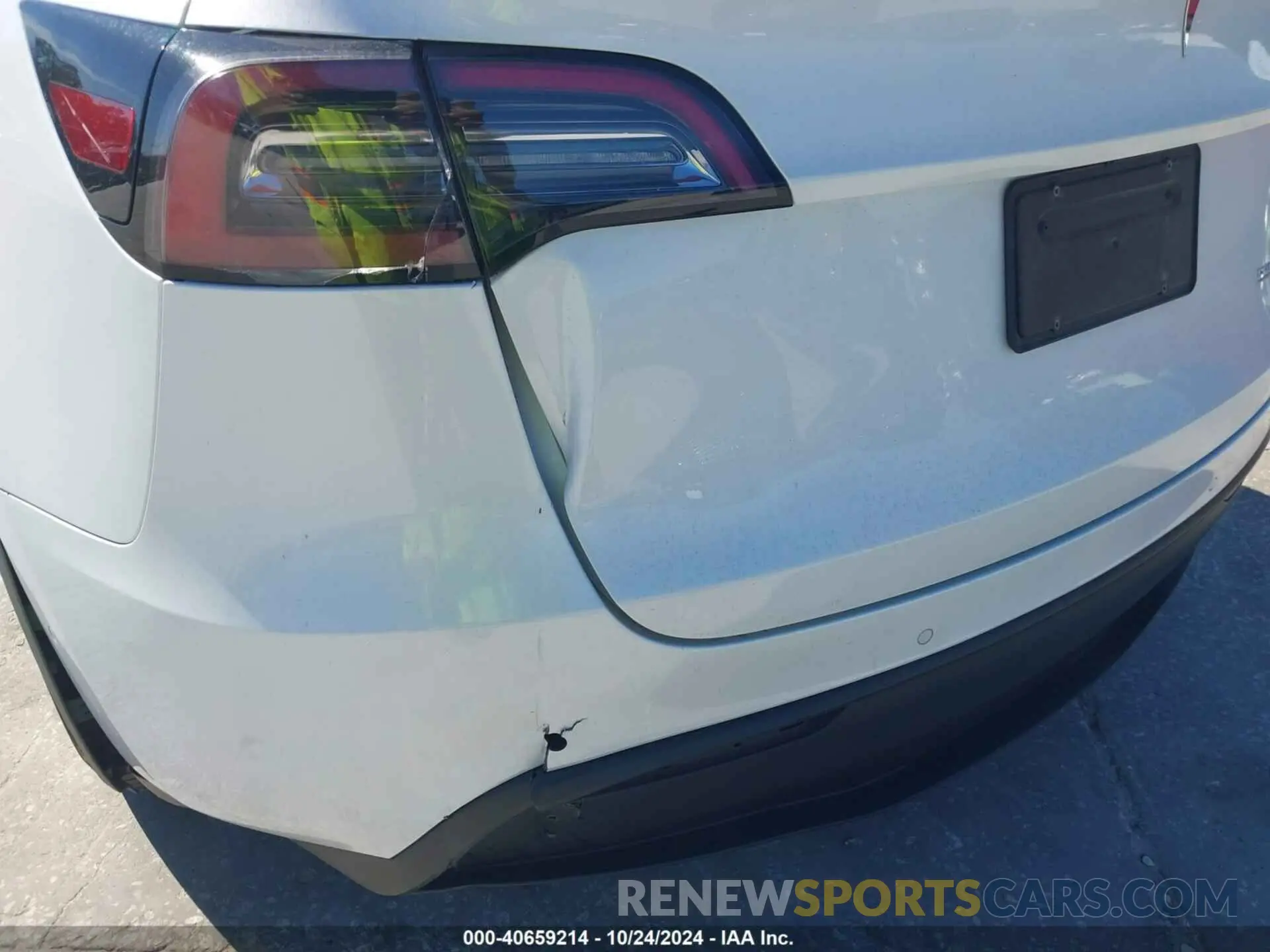 18 Photograph of a damaged car 7SAYGDEFXNF326323 TESLA MODEL Y 2022