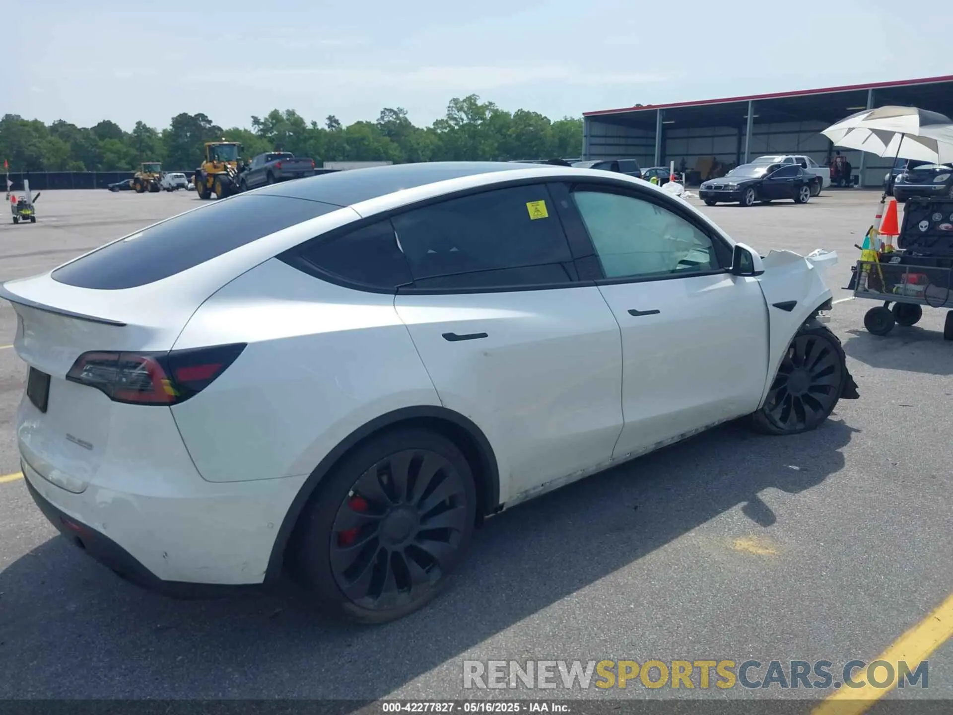 4 Photograph of a damaged car 7SAYGDEFXNF327701 TESLA MODEL Y 2022