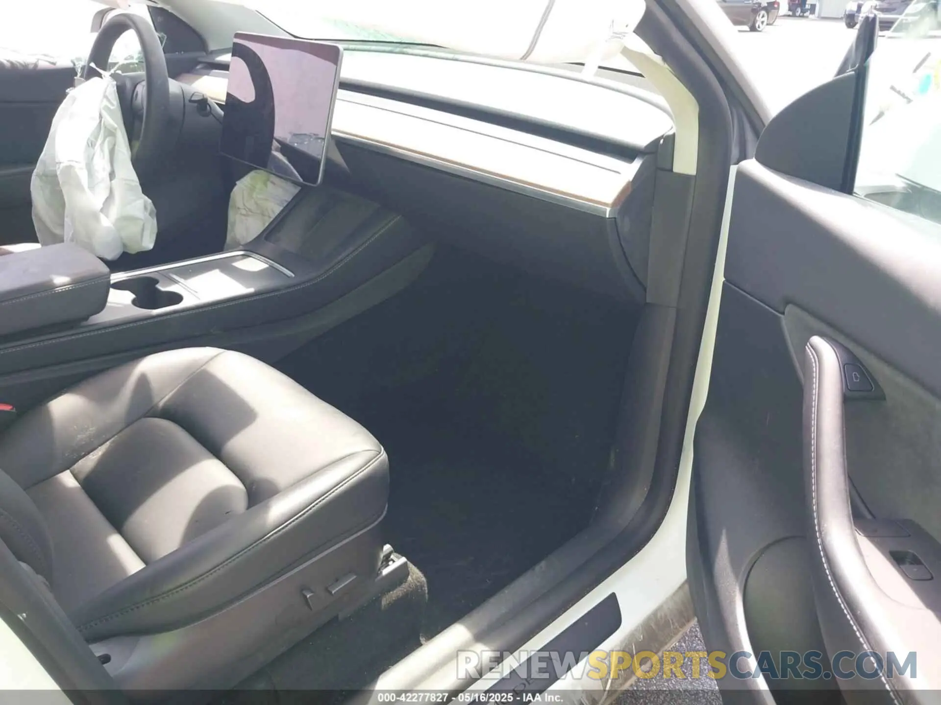 5 Photograph of a damaged car 7SAYGDEFXNF327701 TESLA MODEL Y 2022