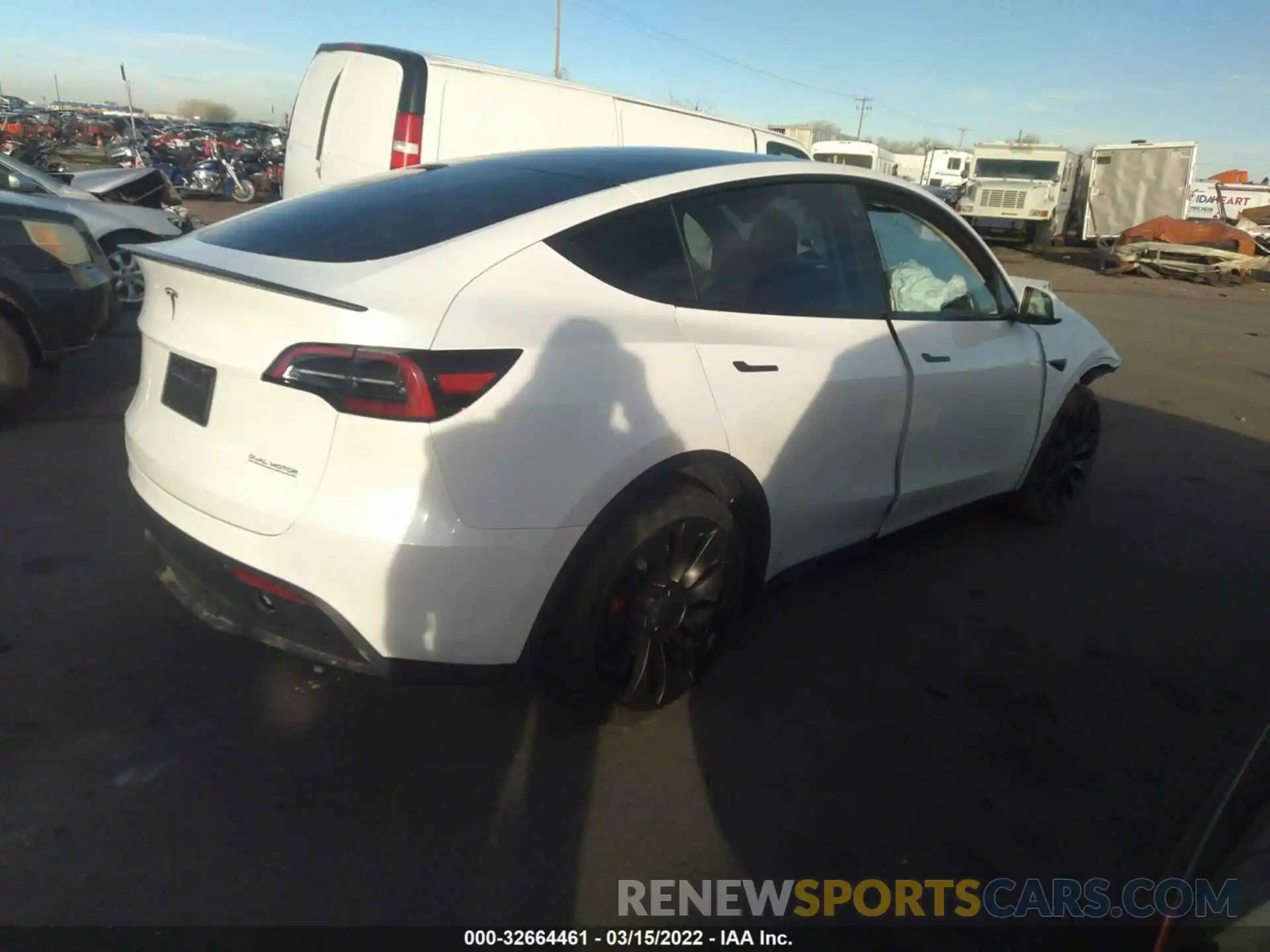 4 Photograph of a damaged car 7SAYGDEFXNF365624 TESLA MODEL Y 2022