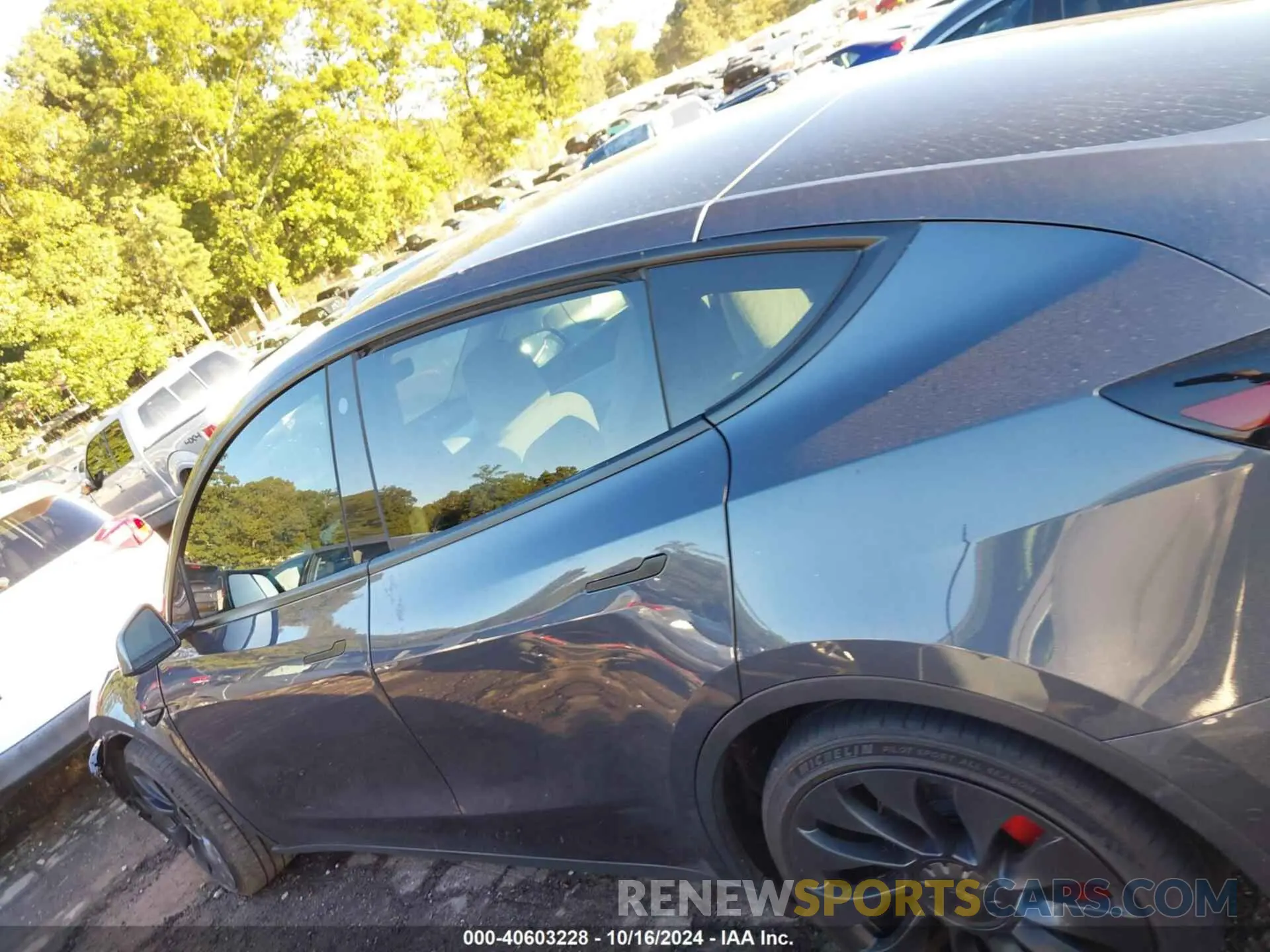 13 Photograph of a damaged car 7SAYGDEFXNF366319 TESLA MODEL Y 2022
