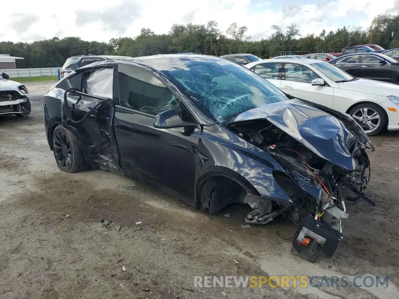 4 Photograph of a damaged car 7SAYGDEFXNF377613 TESLA MODEL Y 2022