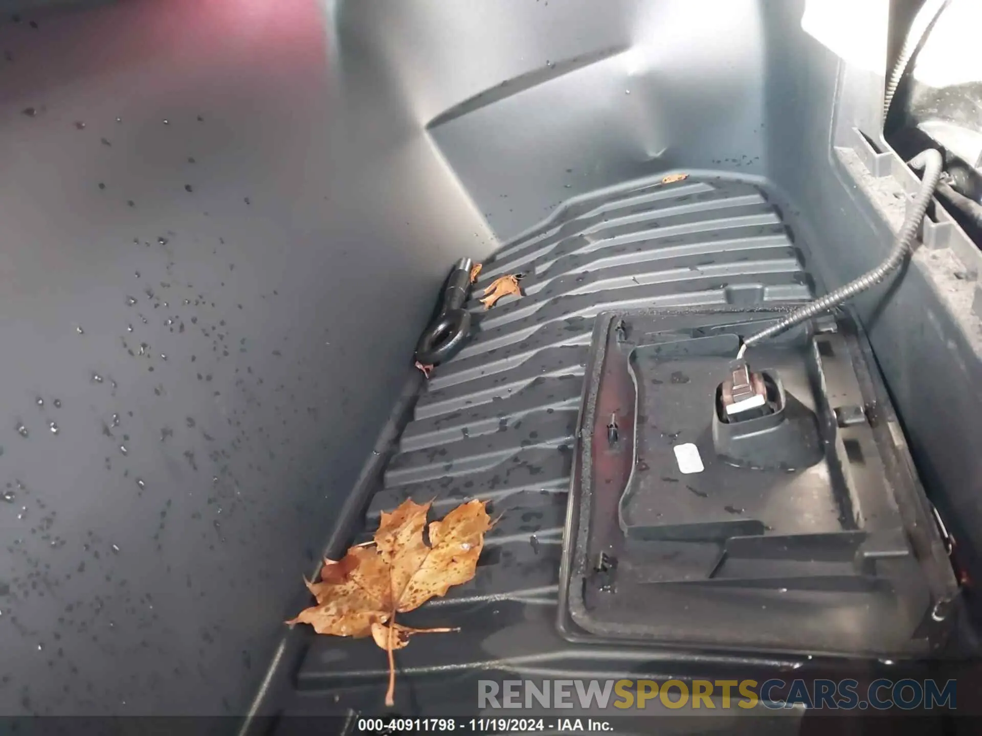 10 Photograph of a damaged car 7SAYGDEFXNF403966 TESLA MODEL Y 2022