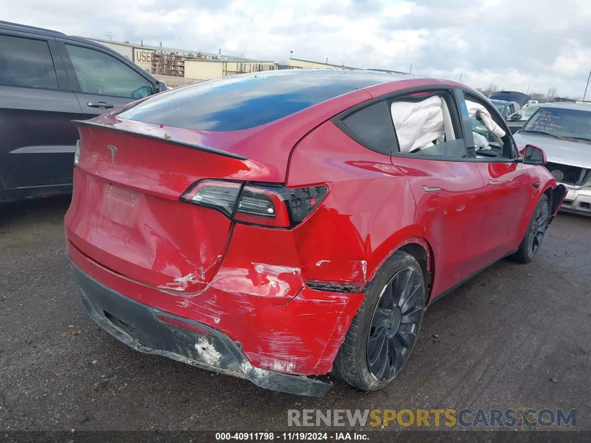 4 Photograph of a damaged car 7SAYGDEFXNF403966 TESLA MODEL Y 2022
