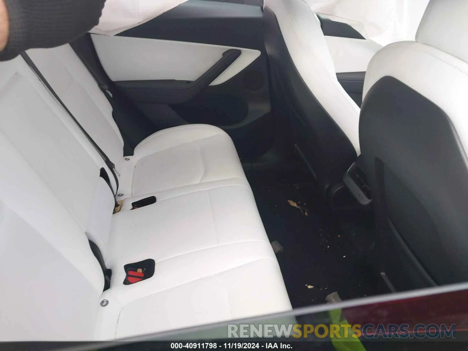 8 Photograph of a damaged car 7SAYGDEFXNF403966 TESLA MODEL Y 2022