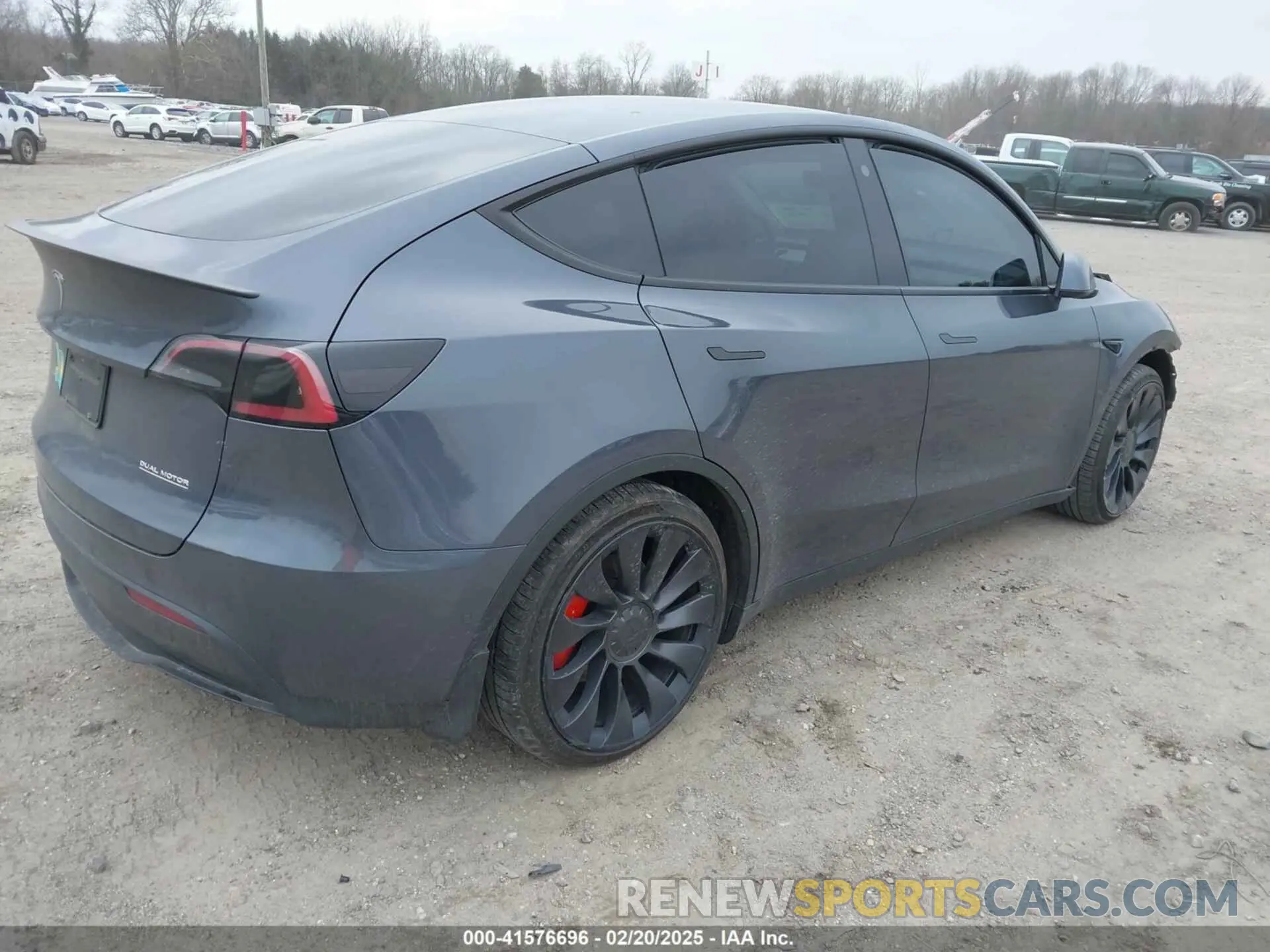 4 Photograph of a damaged car 7SAYGDEFXNF444386 TESLA MODEL Y 2022