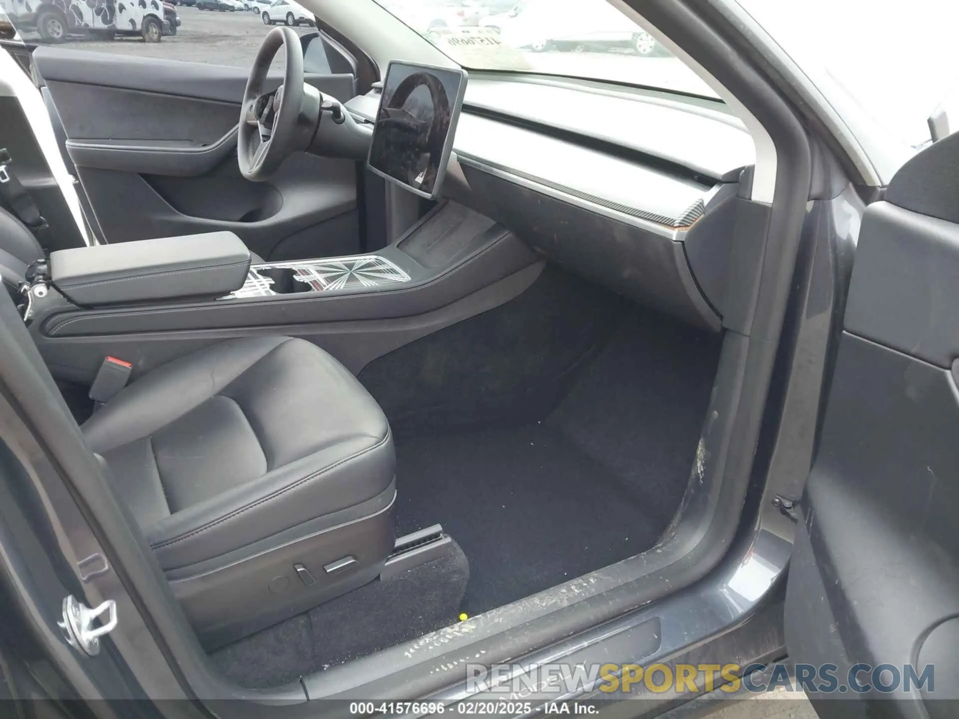 5 Photograph of a damaged car 7SAYGDEFXNF444386 TESLA MODEL Y 2022