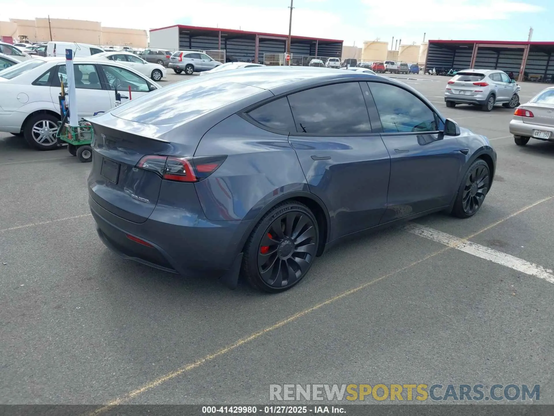 4 Photograph of a damaged car 7SAYGDEFXNF452231 TESLA MODEL Y 2022