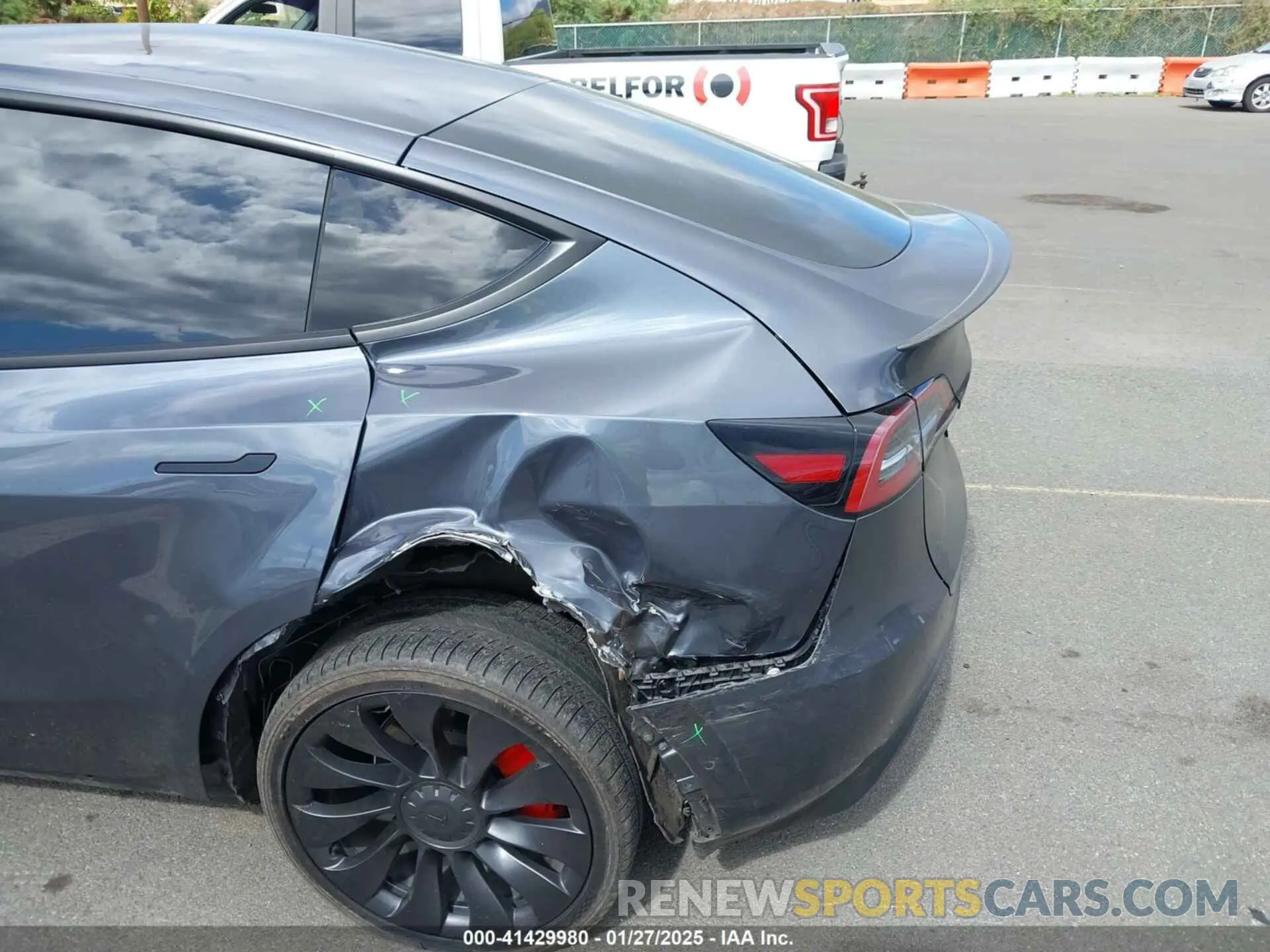 6 Photograph of a damaged car 7SAYGDEFXNF452231 TESLA MODEL Y 2022