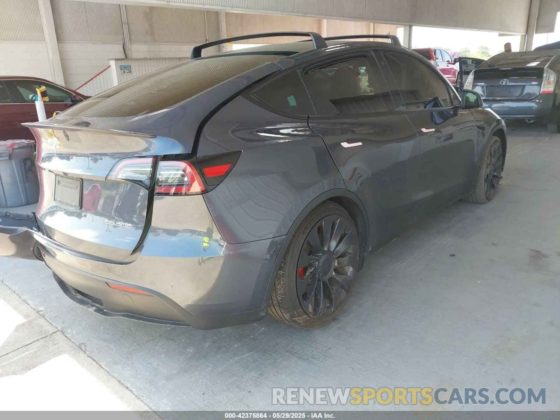 4 Photograph of a damaged car 7SAYGDEFXNF460460 TESLA MODEL Y 2022
