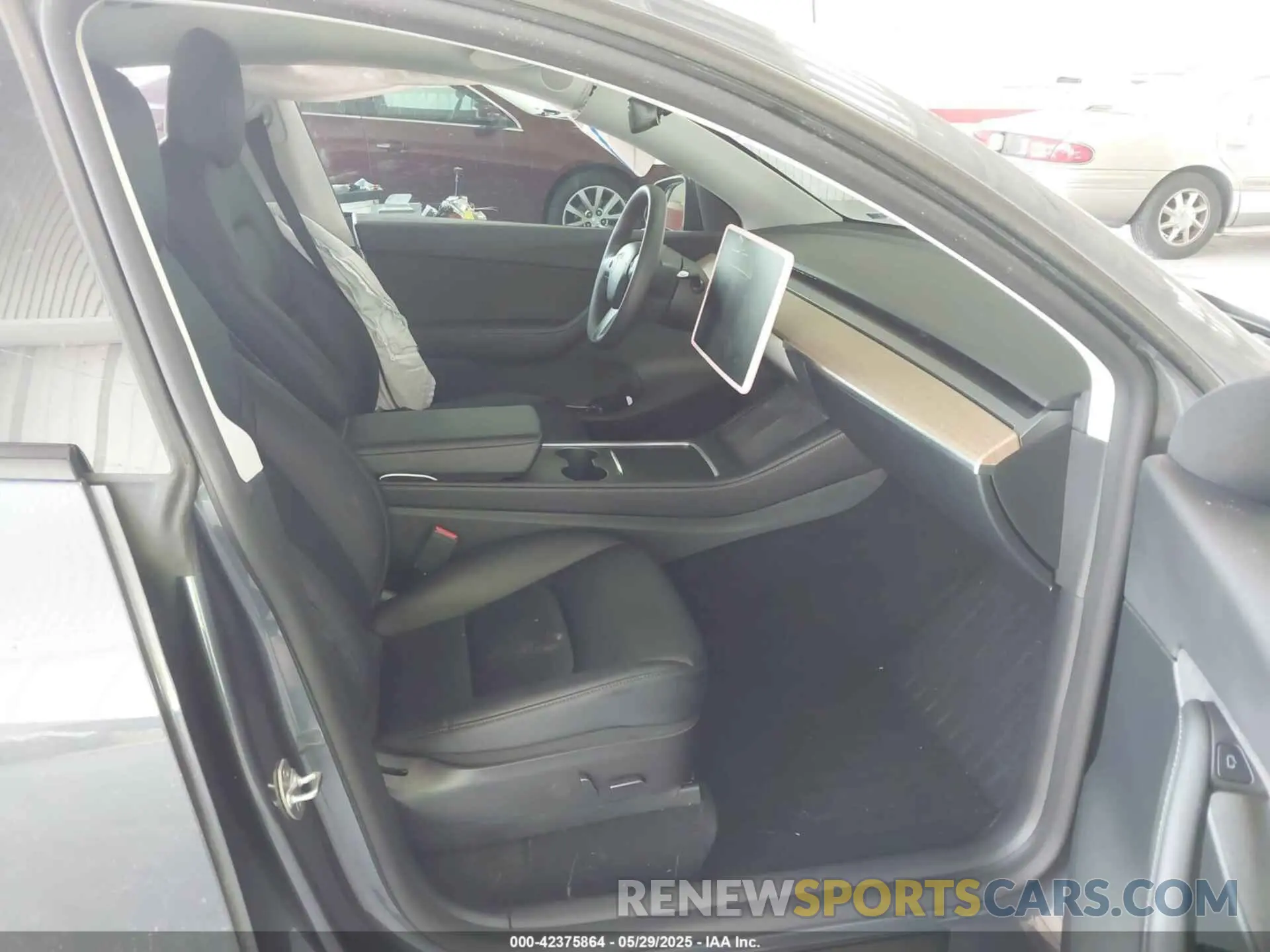 5 Photograph of a damaged car 7SAYGDEFXNF460460 TESLA MODEL Y 2022