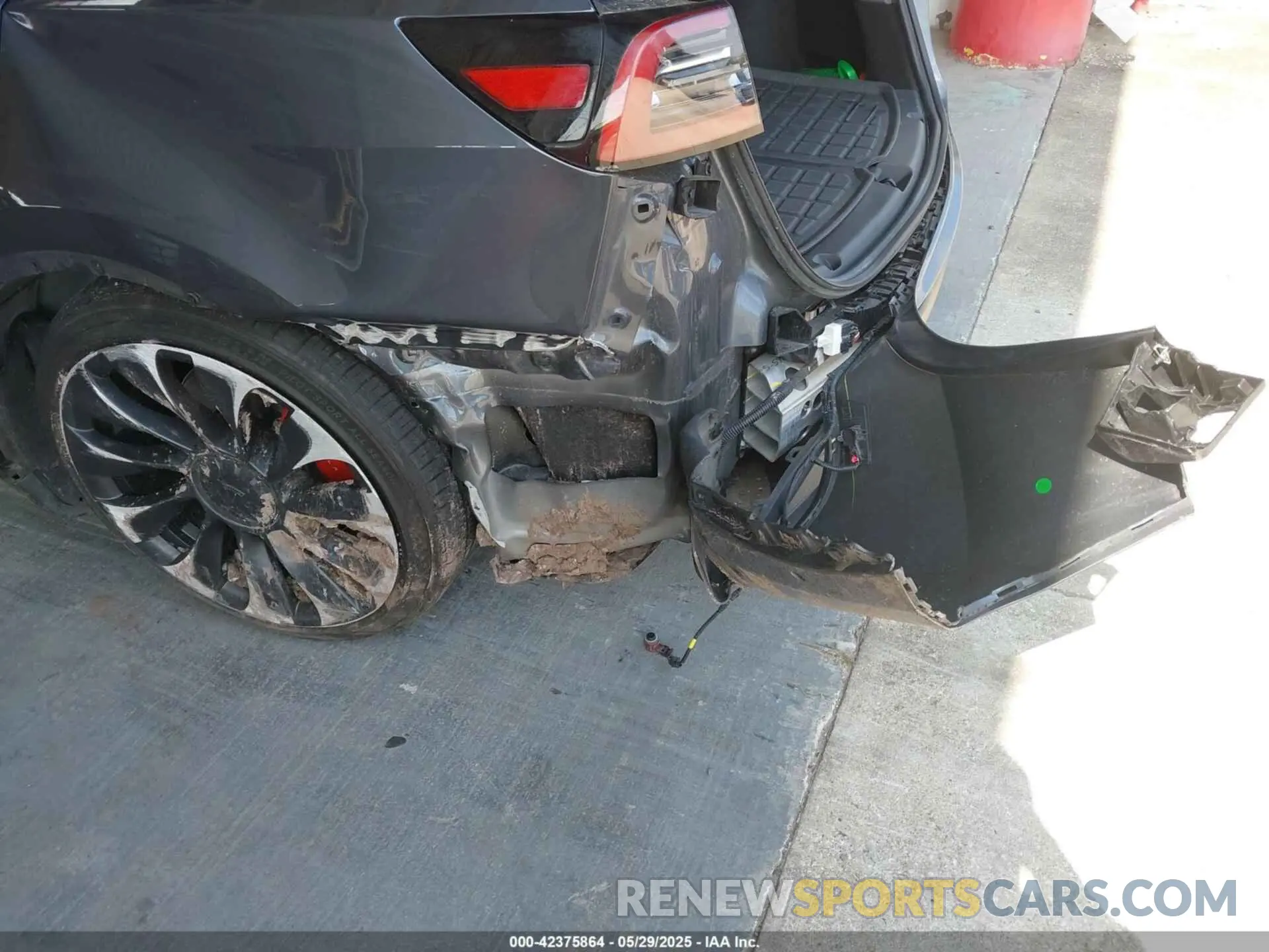 6 Photograph of a damaged car 7SAYGDEFXNF460460 TESLA MODEL Y 2022