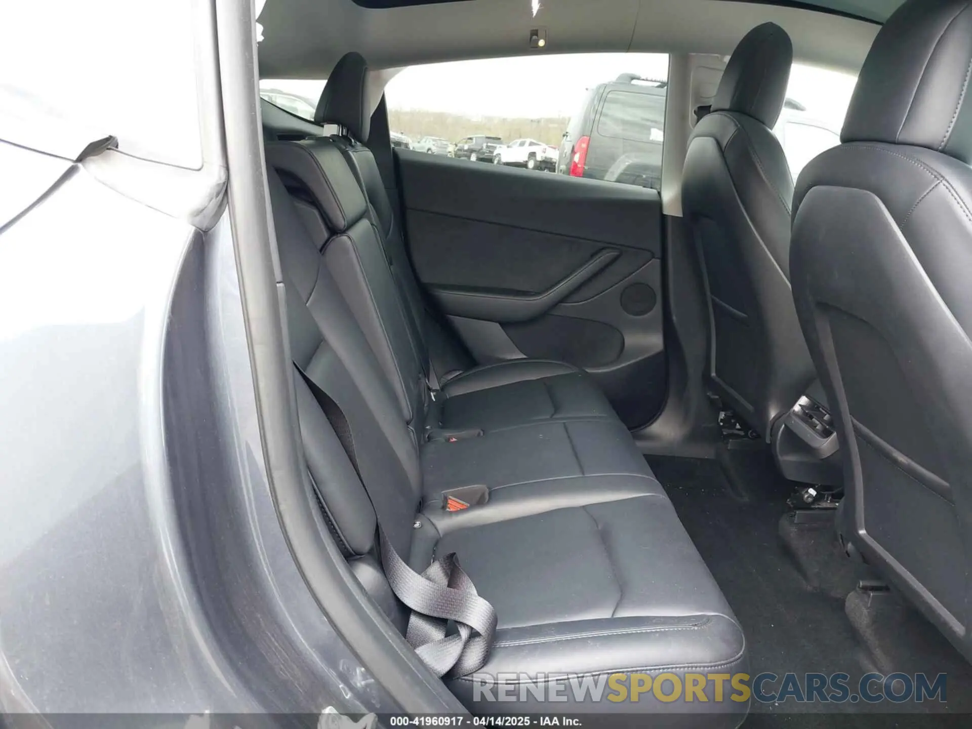 8 Photograph of a damaged car 7SAYGDEFXNF462693 TESLA MODEL Y 2022