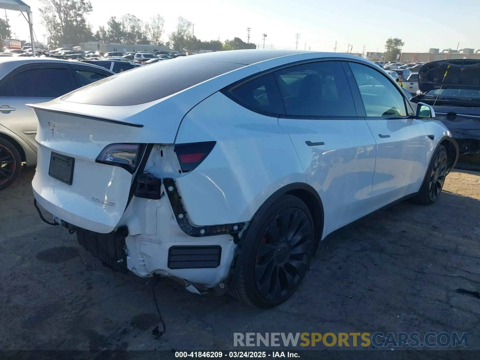 4 Photograph of a damaged car 7SAYGDEFXNF488274 TESLA MODEL Y 2022