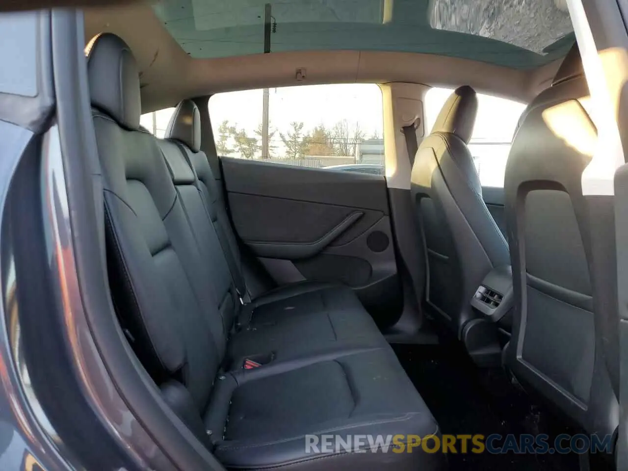 11 Photograph of a damaged car 7SAYGDEFXNF495306 TESLA MODEL Y 2022