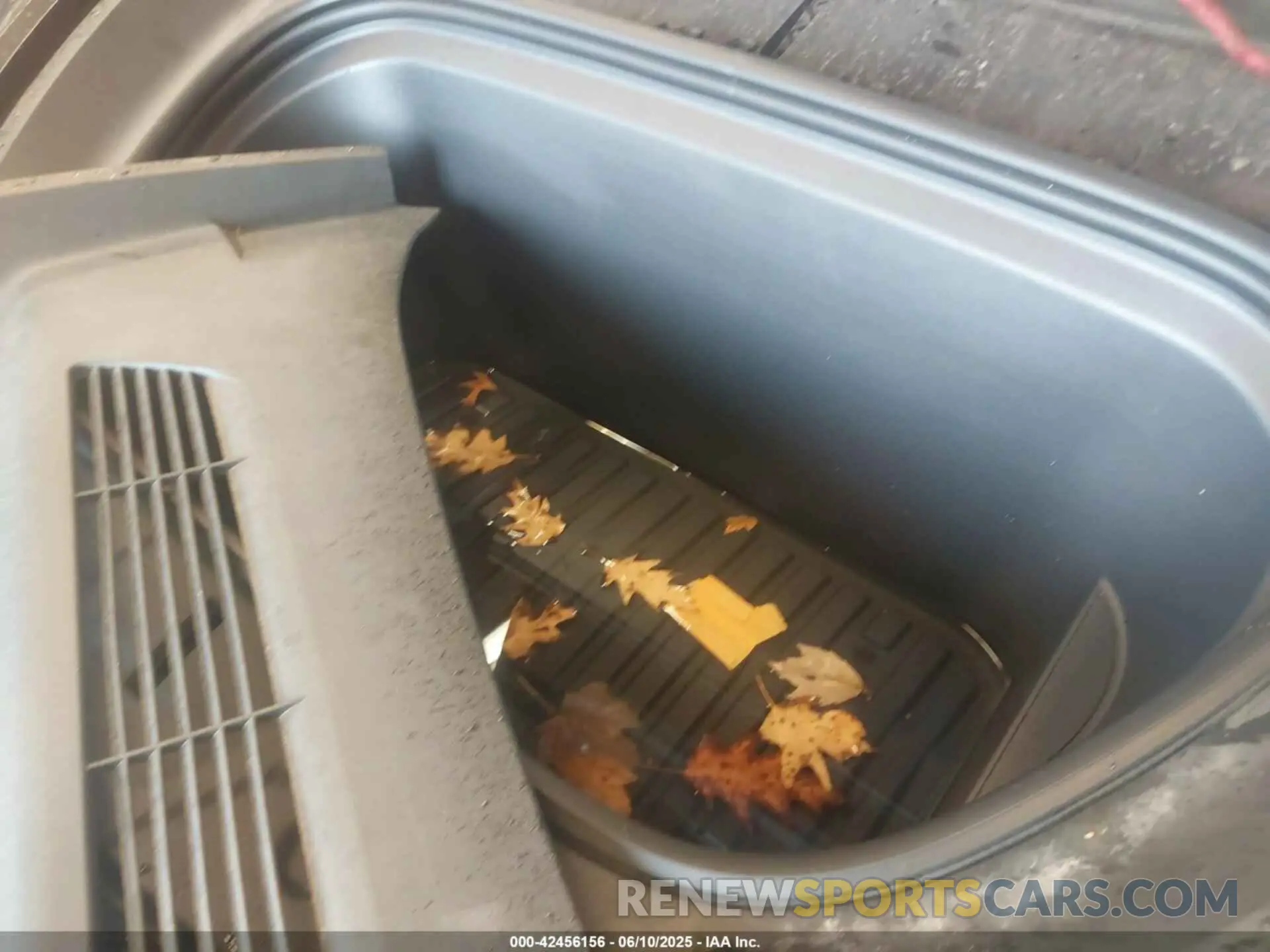 10 Photograph of a damaged car 7SAYGDEFXNF505493 TESLA MODEL Y 2022