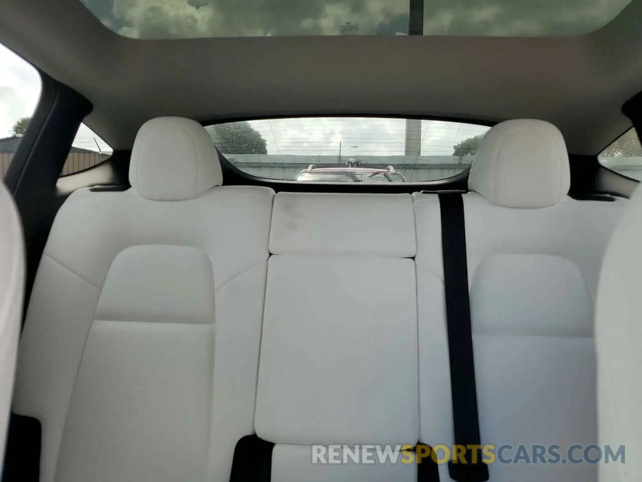 10 Photograph of a damaged car 7SAYGDEFXNF510418 TESLA MODEL Y 2022