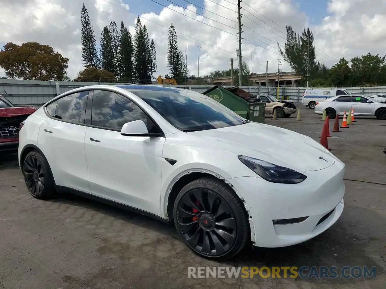 4 Photograph of a damaged car 7SAYGDEFXNF510418 TESLA MODEL Y 2022