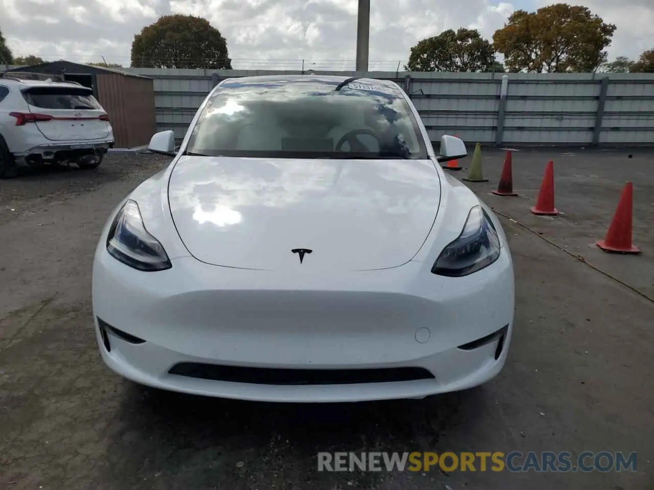 5 Photograph of a damaged car 7SAYGDEFXNF510418 TESLA MODEL Y 2022