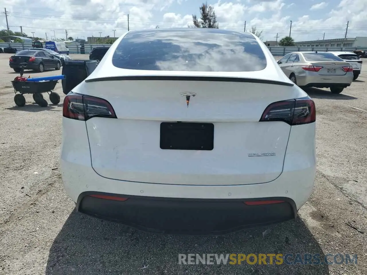 6 Photograph of a damaged car 7SAYGDEFXNF531060 TESLA MODEL Y 2022