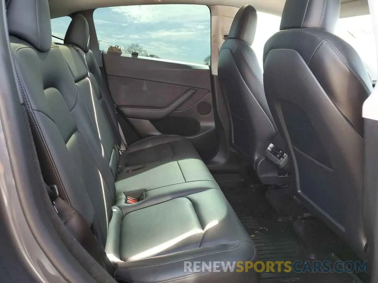 10 Photograph of a damaged car 7SAYGDEFXNF544214 TESLA MODEL Y 2022