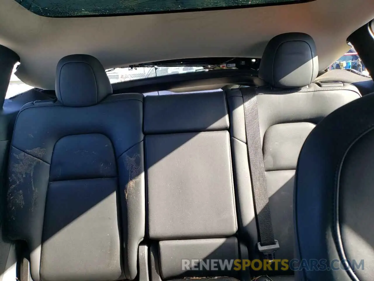 10 Photograph of a damaged car 7SAYGDEFXNF563443 TESLA MODEL Y 2022