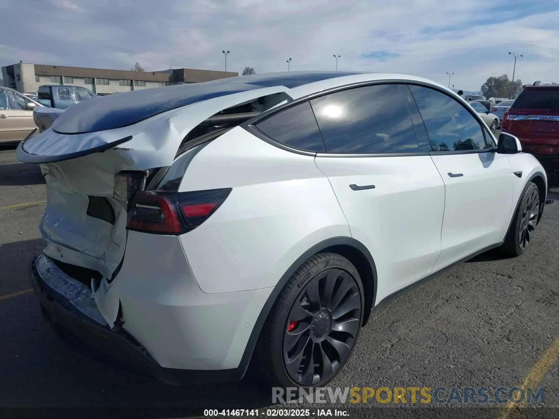 4 Photograph of a damaged car 7SAYGDEFXNF568237 TESLA MODEL Y 2022