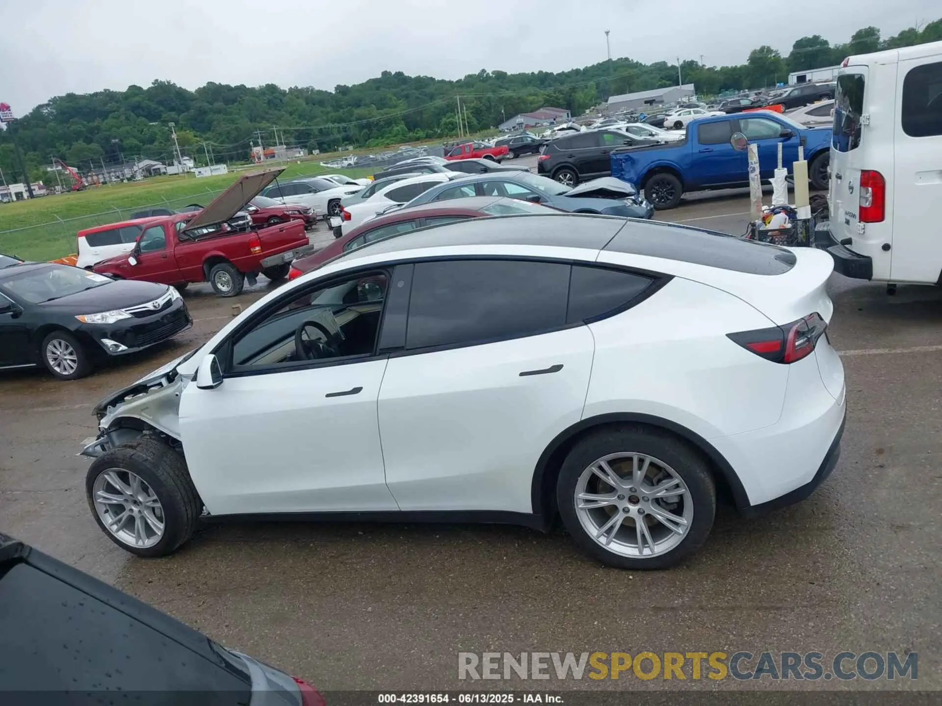 15 Photograph of a damaged car 7SAYGAEE0PF744494 TESLA MODEL Y 2023