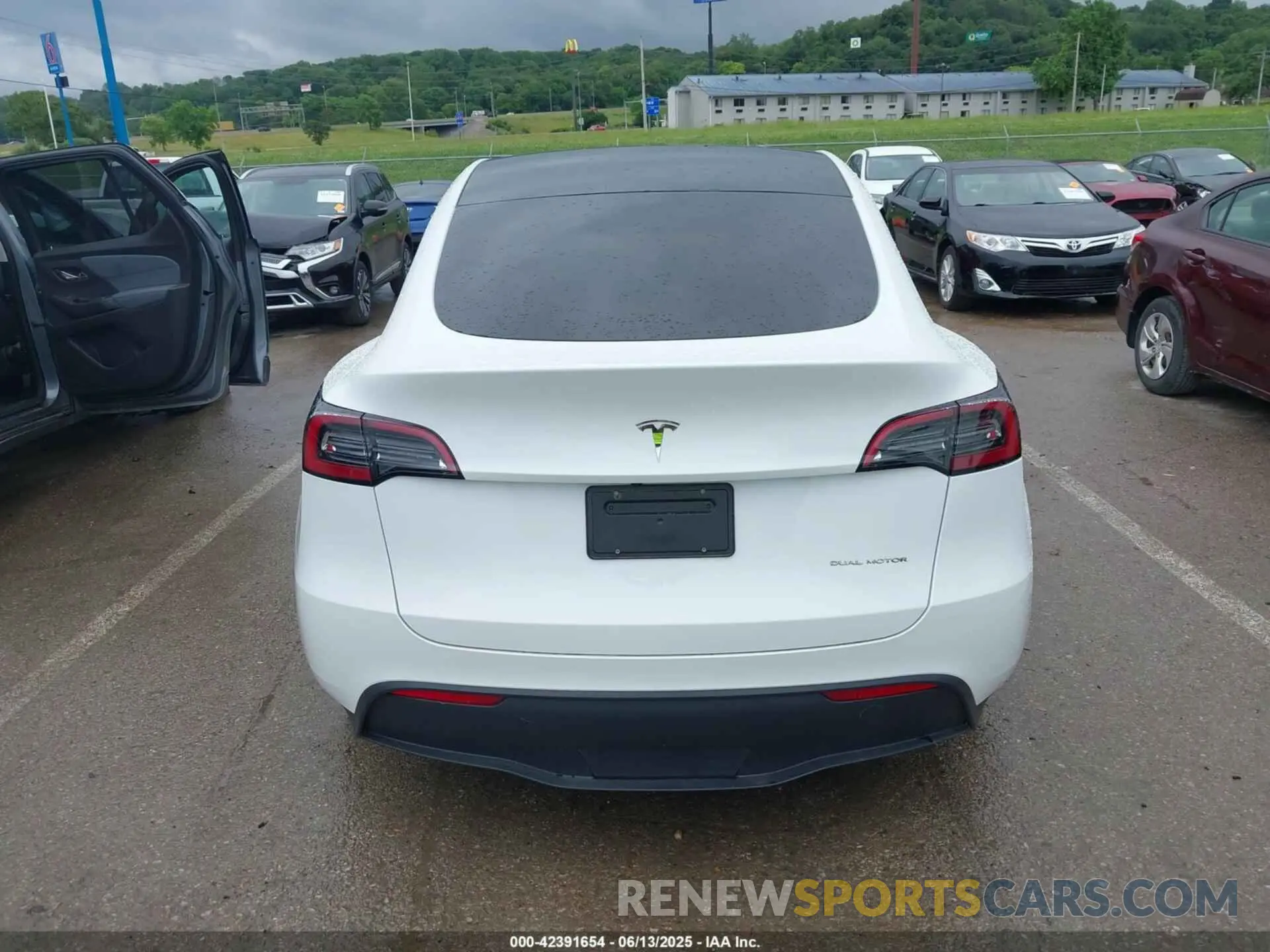 17 Photograph of a damaged car 7SAYGAEE0PF744494 TESLA MODEL Y 2023