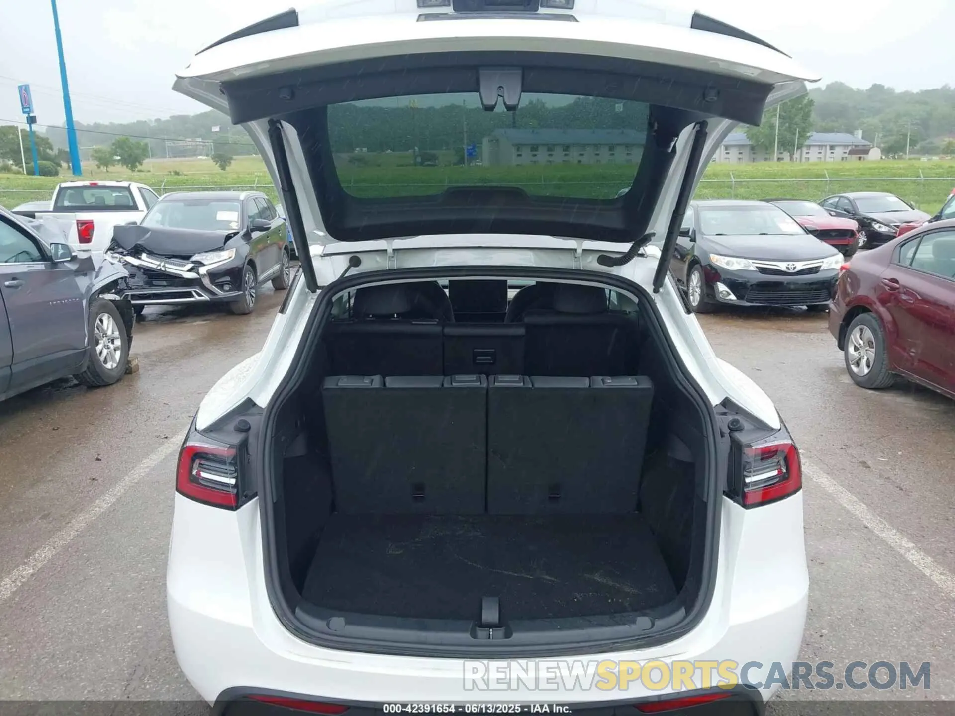 21 Photograph of a damaged car 7SAYGAEE0PF744494 TESLA MODEL Y 2023