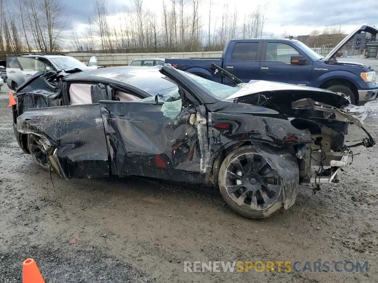 4 Photograph of a damaged car 7SAYGAEE0PF832185 TESLA MODEL Y 2023
