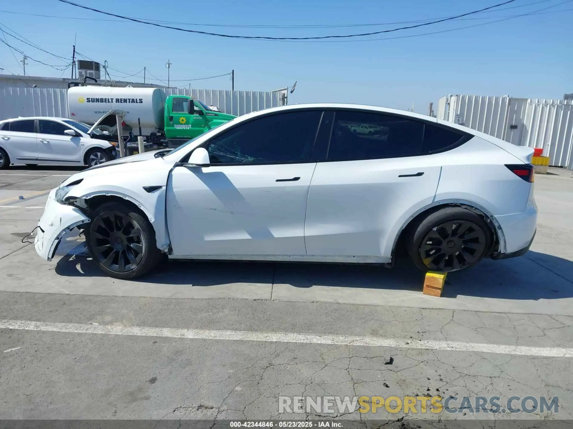 14 Photograph of a damaged car 7SAYGAEE1PF637017 TESLA MODEL Y 2023