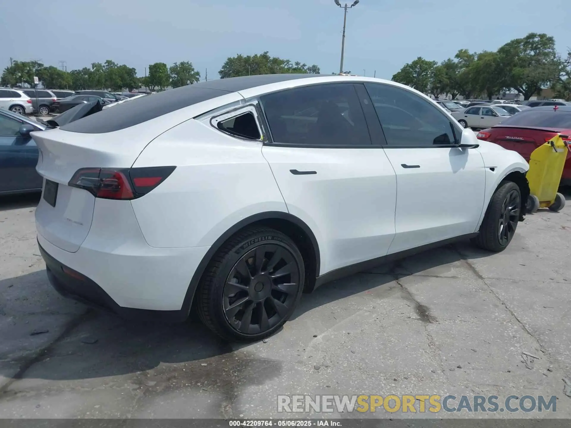 4 Photograph of a damaged car 7SAYGAEE3PF907784 TESLA MODEL Y 2023