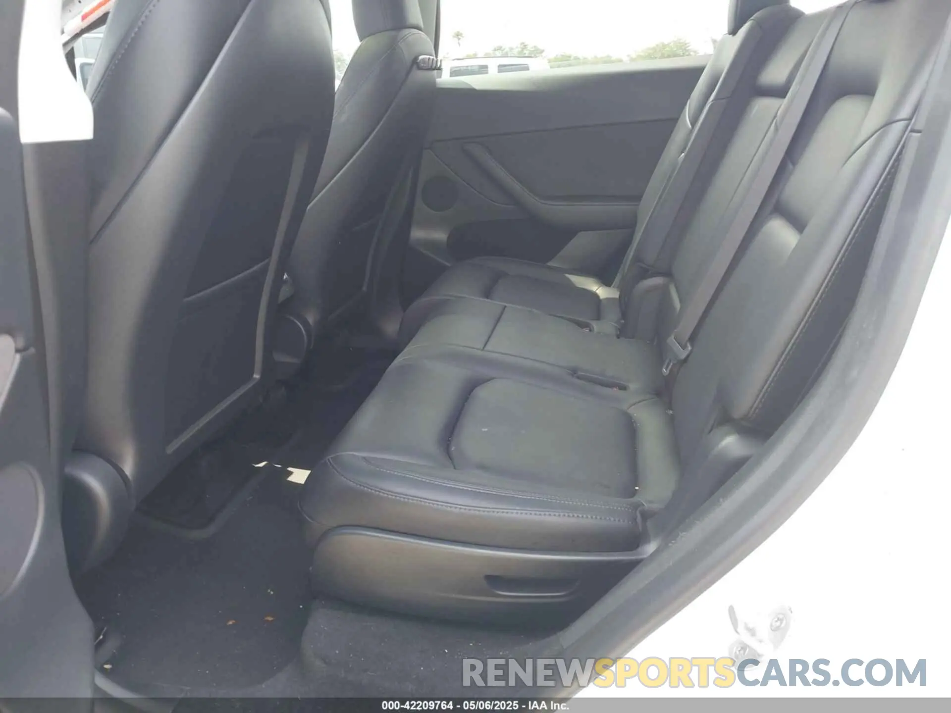 8 Photograph of a damaged car 7SAYGAEE3PF907784 TESLA MODEL Y 2023