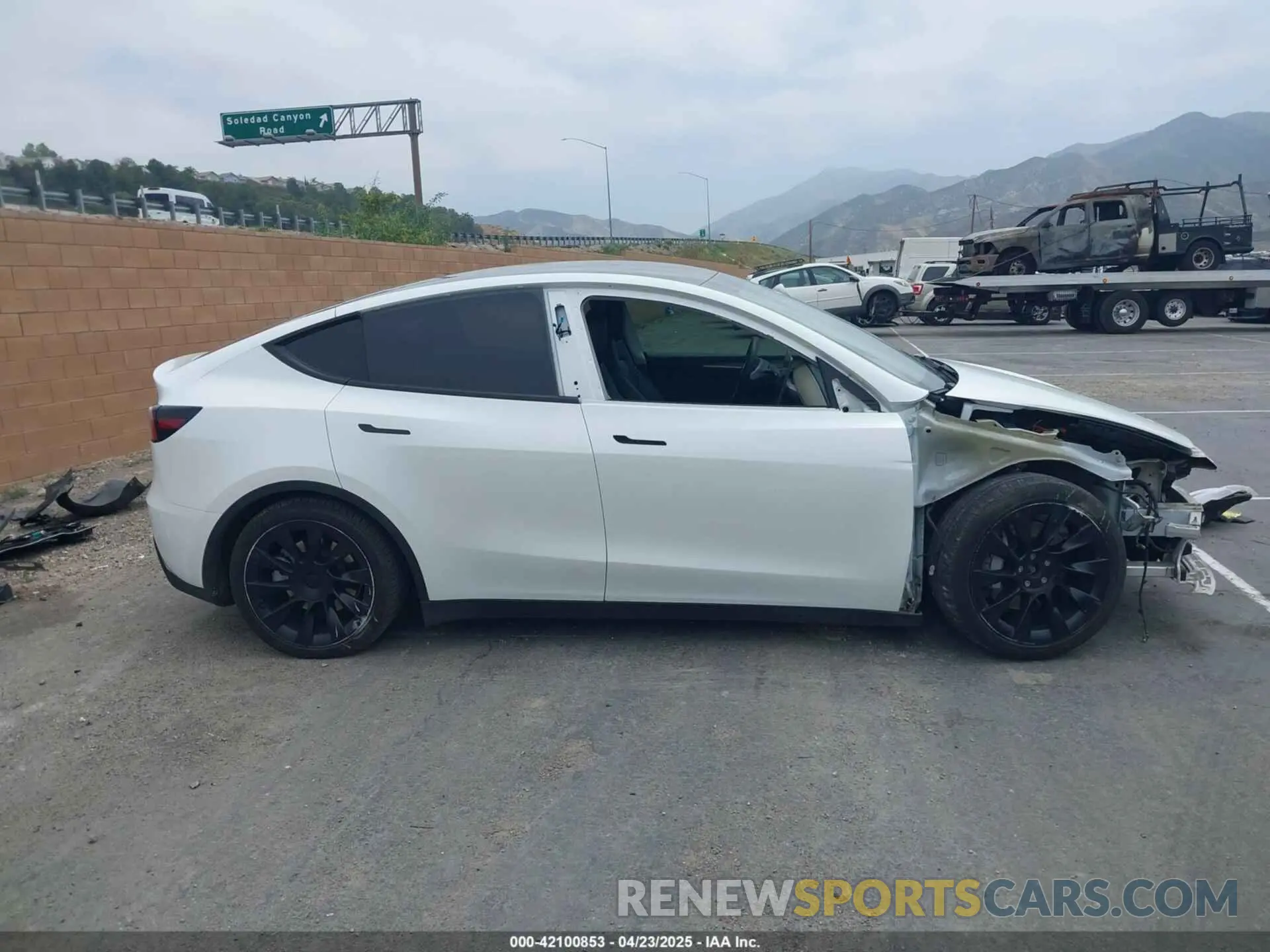 14 Photograph of a damaged car 7SAYGAEE4PF752629 TESLA MODEL Y 2023