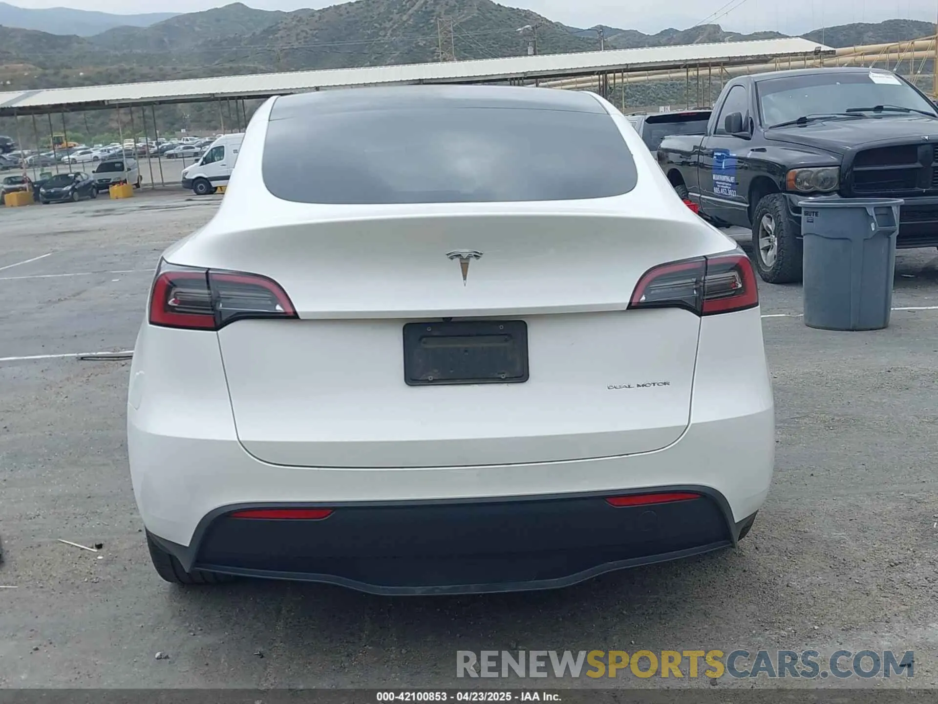 17 Photograph of a damaged car 7SAYGAEE4PF752629 TESLA MODEL Y 2023