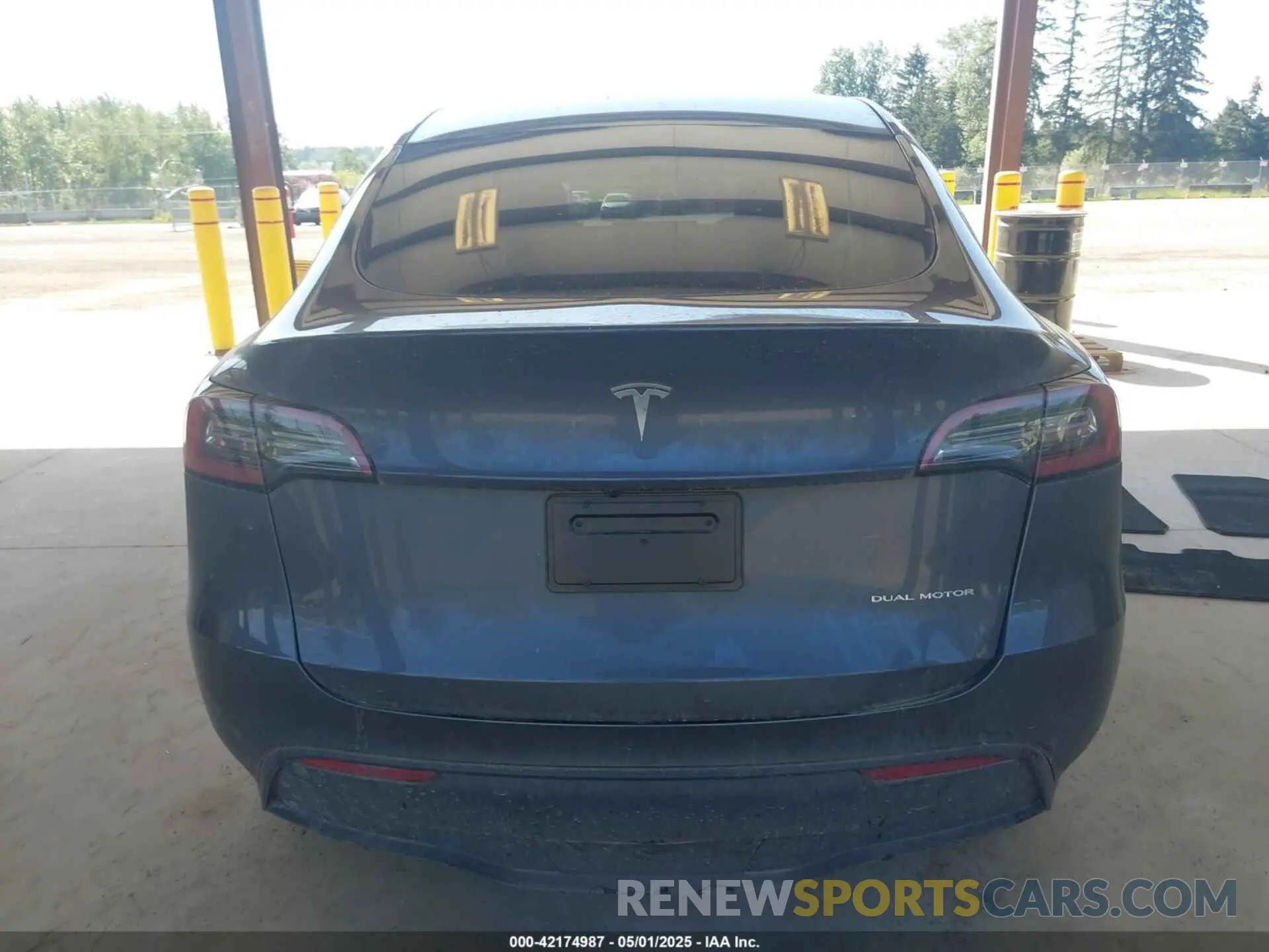 16 Photograph of a damaged car 7SAYGAEE4PF906577 TESLA MODEL Y 2023