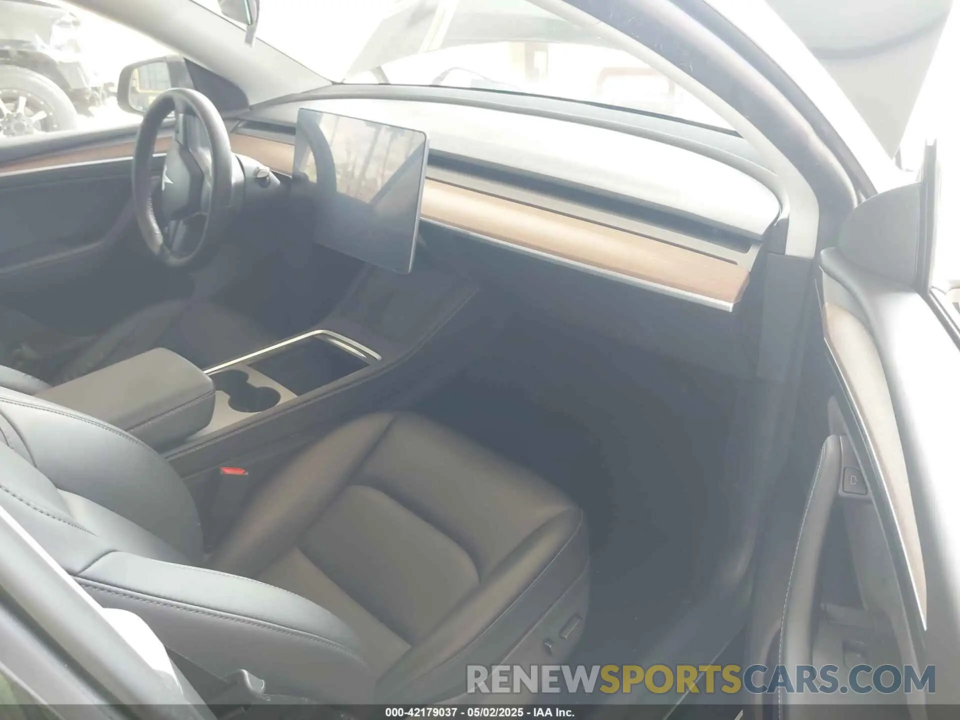 5 Photograph of a damaged car 7SAYGAEE6PF926507 TESLA MODEL Y 2023
