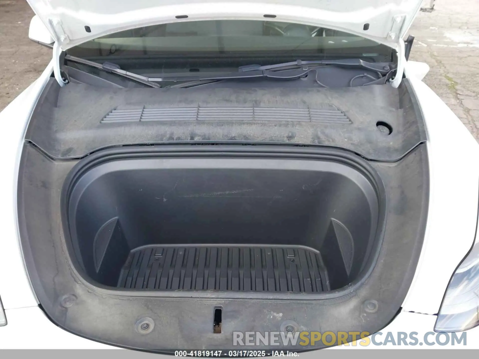 10 Photograph of a damaged car 7SAYGAEE7PF607195 TESLA MODEL Y 2023
