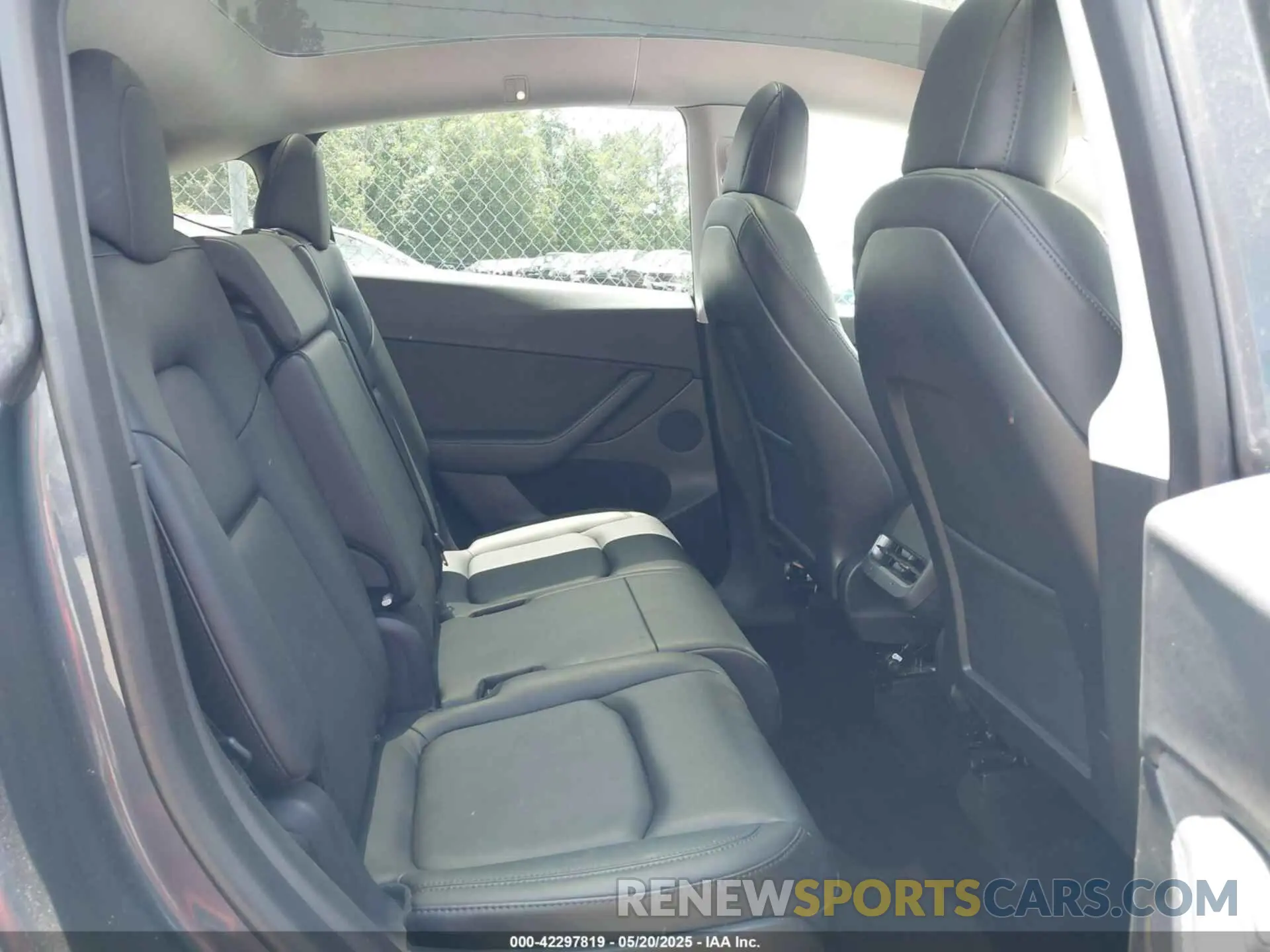 8 Photograph of a damaged car 7SAYGAEE7PF615751 TESLA MODEL Y 2023