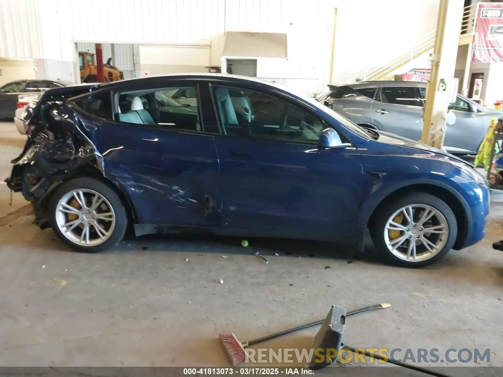 14 Photograph of a damaged car 7SAYGAEE8PF661220 TESLA MODEL Y 2023