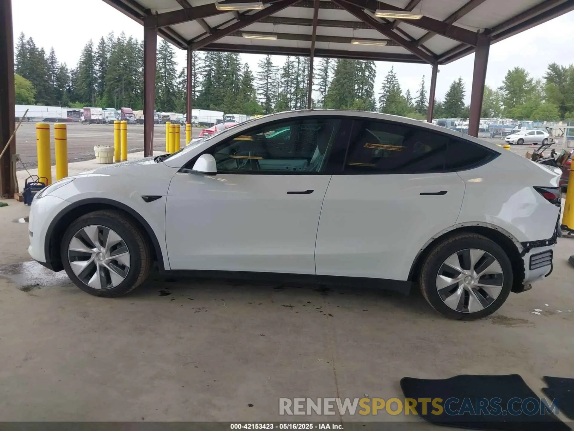 15 Photograph of a damaged car 7SAYGAEE8PF809009 TESLA MODEL Y 2023