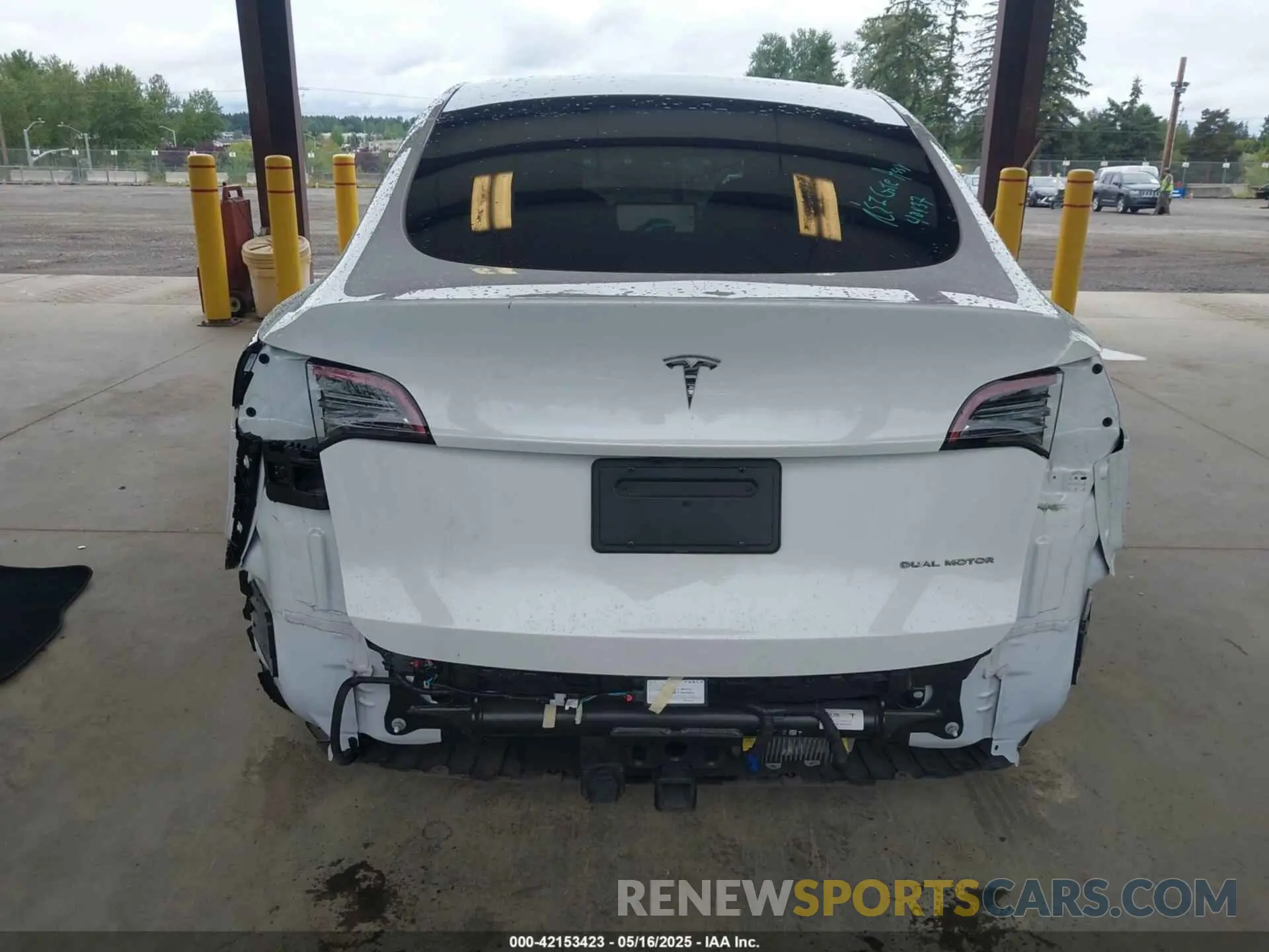 17 Photograph of a damaged car 7SAYGAEE8PF809009 TESLA MODEL Y 2023