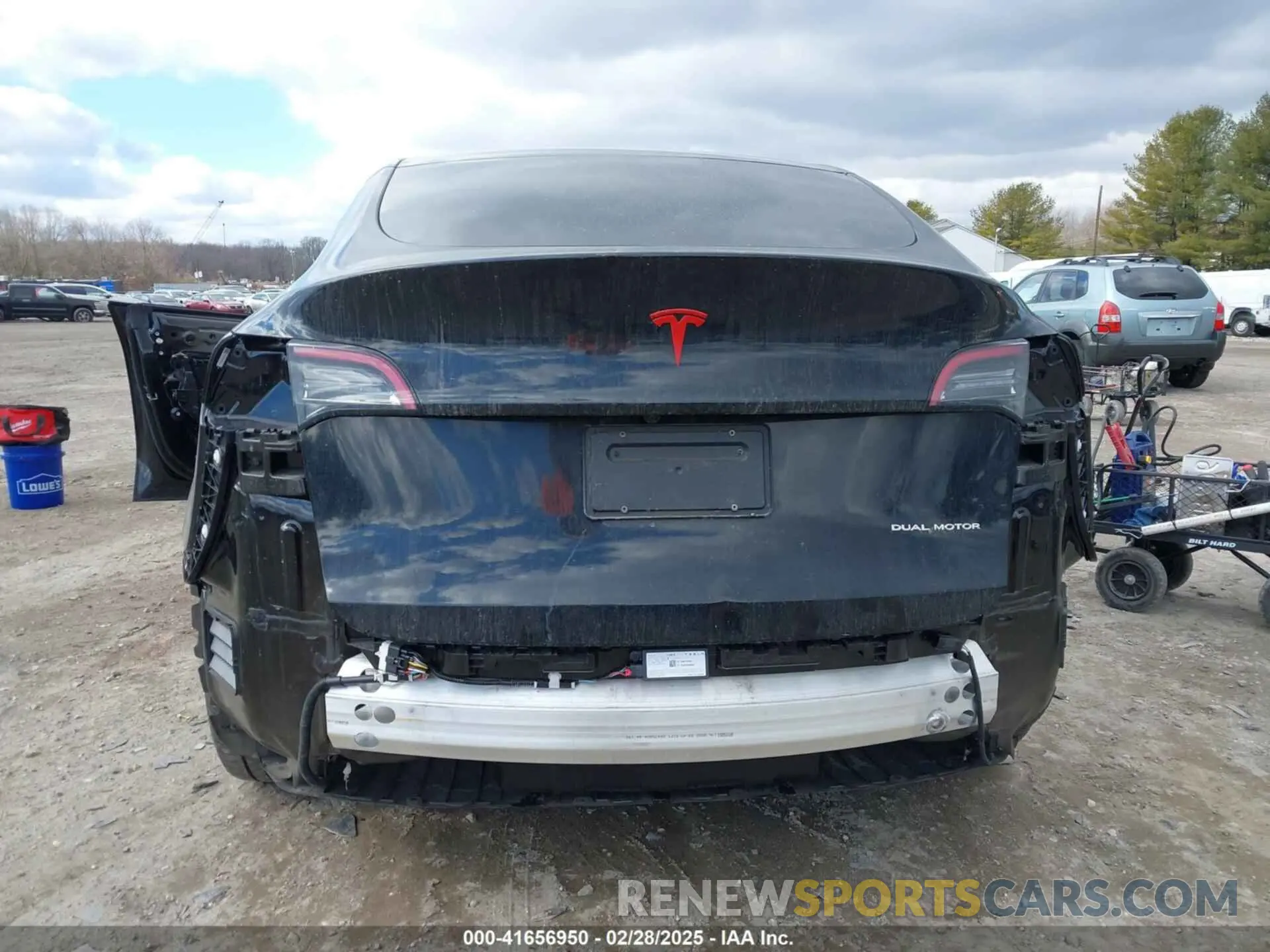 19 Photograph of a damaged car 7SAYGAEE9PF582431 TESLA MODEL Y 2023