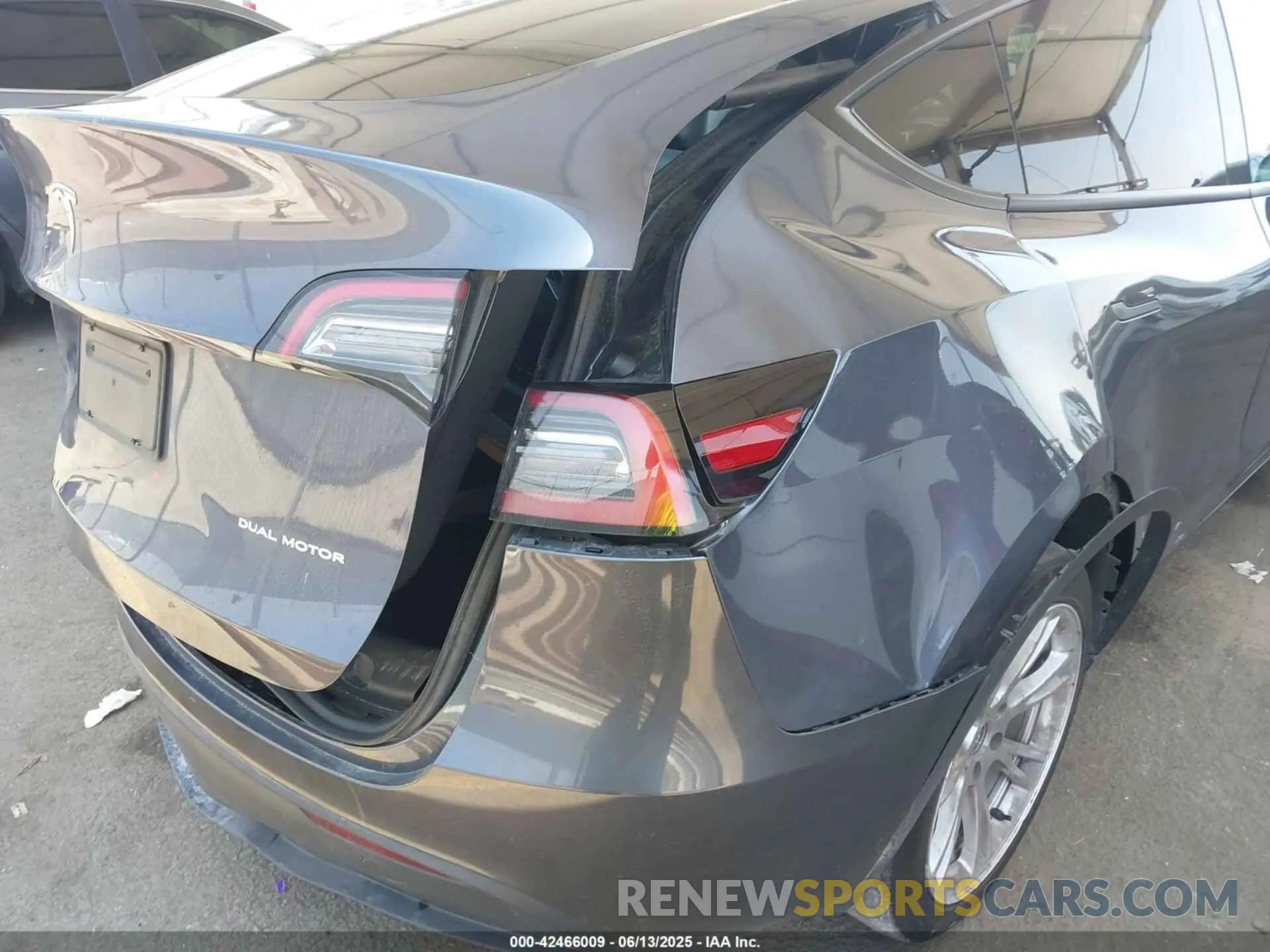 19 Photograph of a damaged car 7SAYGAEE9PF743795 TESLA MODEL Y 2023